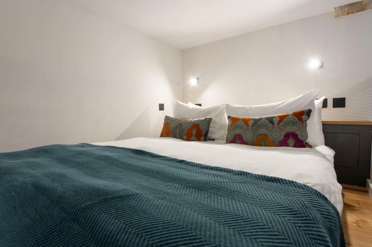 Linton Collection - Blackfriars Lofts Edinburgh Apartment